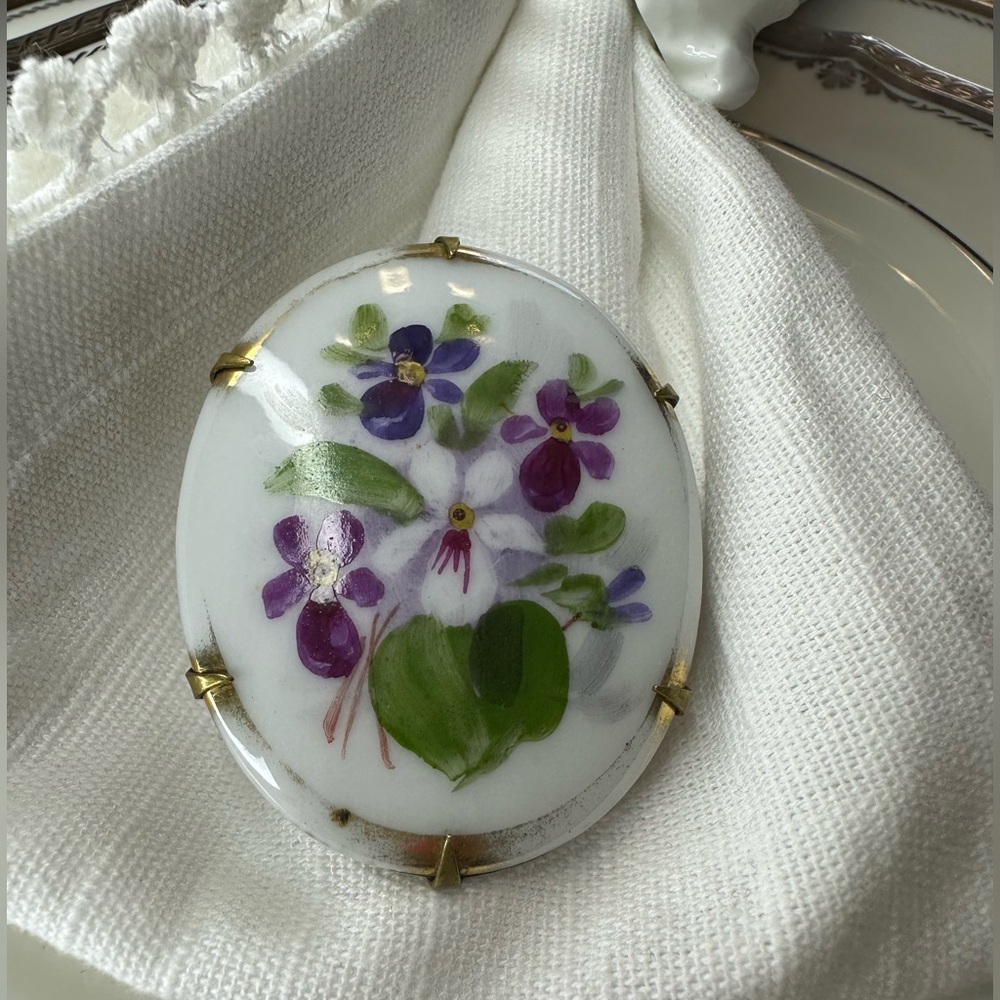 Antique Vintage Victorian hand-painted porcelain brooch featuring violet flowers - Picture 1 of 8